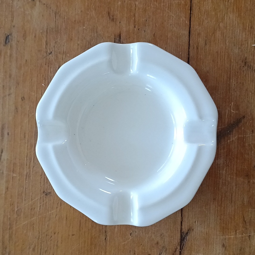 1 Vintage Stoneware 3.5" Pfaltzgraff white ashtrays. Pfaltzgraff 3.5"